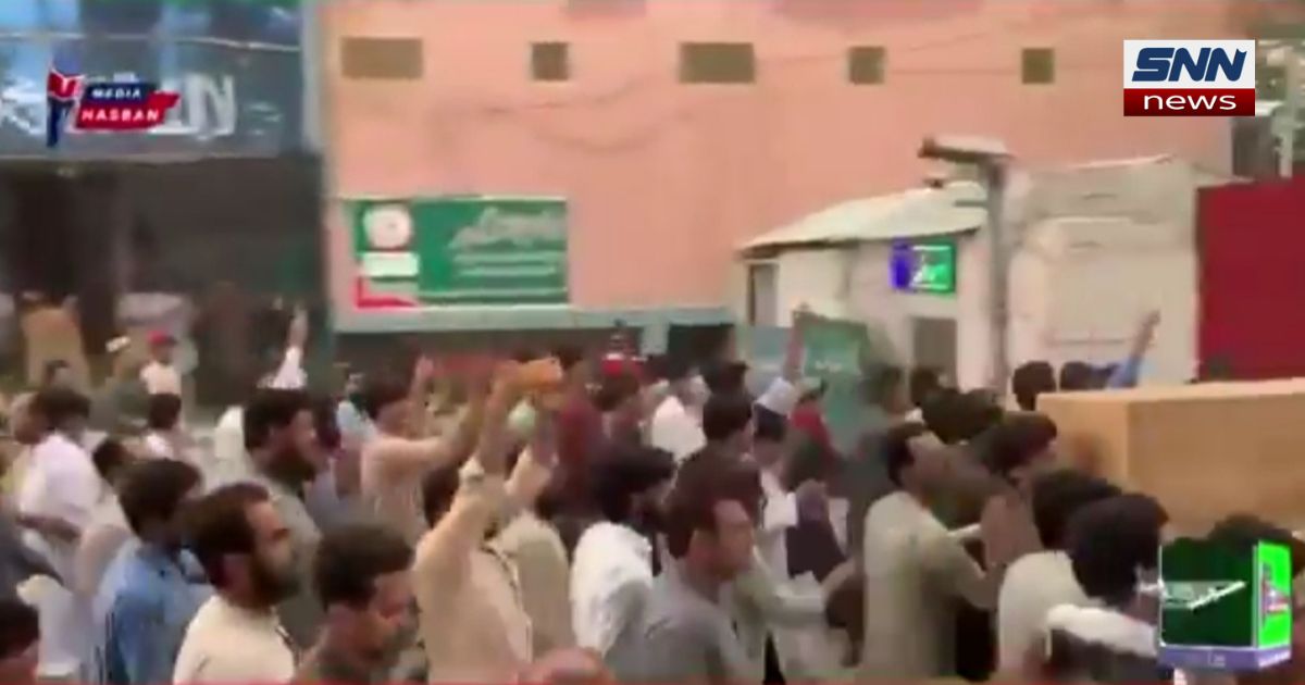 باجوڑ: شہید کی میت کے ساتھ عوام کا آرمی سنٹر میں داخلہ