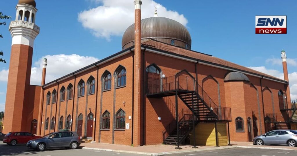 آکسفورڈ مسجد کے دروازے پر سور کا گوشت اور پرچم