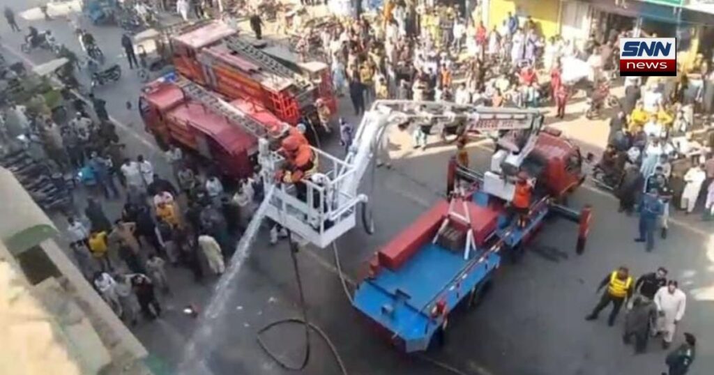 فیصل آباد میں جھنگ بازار ہارڈ ویئر دوکان میں آگ بھڑک اٹھی