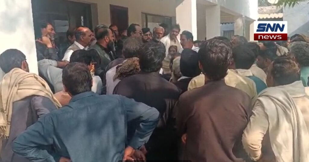 ڈی سی آفس کے باہر عوام کی تذلیل پر شدید غم و غصہ