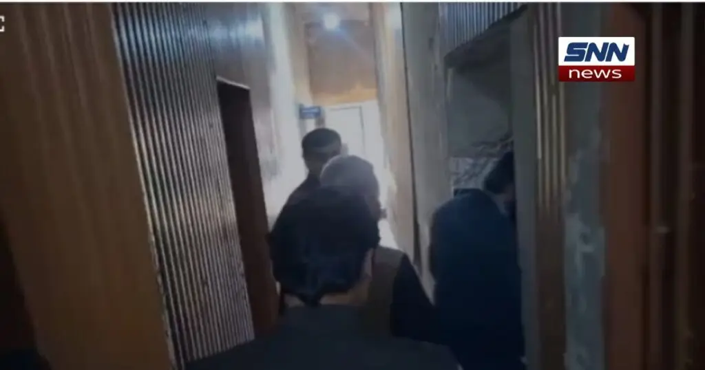 جیکب آباد پنشن اسکینڈل کی تحقیقات کے دوران ضلعی خزانہ آفس کا منظر، نیب ٹیم کی موجودگی۔