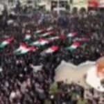 ایران میں 180 معصوم لڑکیوں کی ہلاکت پر سوگ مناتے لوگ، جنازوں میں عوامی دکھ اور خاموشی نمایاں۔