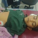 مورو میں شادی کی تقریب کے دوران ہوائی فائرنگ کے بعد اہل خانہ بچے کے اسپتال منتقل کرتے ہوئے، علاقے میں شہری غم و صدمے کا شکار