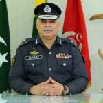 آزاد کشمیر پولیس کی عمارت کے باہر سیکیورٹی اہلکار کھڑے ہیں جبکہ آئی جی پولیس سوشل میڈیا افواہوں کی تردید کر رہے ہیں۔