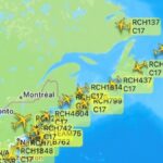 "امریکی C-17 گلوب ماسٹر III طیارے اور KC-135 اسٹریٹو ٹینکر فضائی نقل و حرکت کے دوران مشرقِ وسطیٰ کی جانب پرواز کرتے ہوئے"