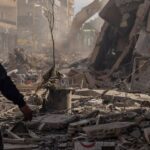 لبنان میں اسرائیلی فضائی حملوں کے بعد تباہ شدہ رہائشی عمارتیں اور ملبے کا منظر