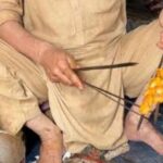 اوچ شریف بہاولپور میں فوڈ پوائزننگ کے باعث دو بچوں اور والد کی موت کے بعد سوگوار گھر کا منظر