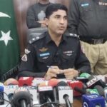 جیکب آباد میں پولیس پریس کانفرنس کے دوران 10 لاکھ انعامی ملزم اللہ ڈنو جکھرانی کی گرفتاری کا اعلان۔