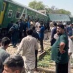 شہدادپور کے قریب شالیمار ایکسپریس پٹری سے اترنے کے بعد امدادی ٹیمیں مسافروں کی مدد کر رہی ہیں