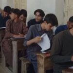 جیکب آباد کے امتحانی مرکز میں لاڑکانہ بورڈ کے دسویں جماعت کے طلباء موبائل فون کے ذریعے نقل کرتے ہوئے