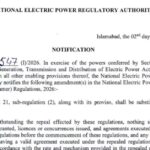 نیٹ میٹرنگ نظام میں تبدیلی کے بعد سولر پینلز اور بجلی گرڈ کا علامتی منظر