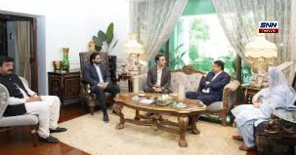 بلاول بھٹو زرداری وزیر مملکت عبد الرحمان کانجو کی رہائش گاہ پر تعزیت کے دوران اہلِ خانہ سے ملاقات اور اظہارِ ہمدردی کرتے ہوئے۔
