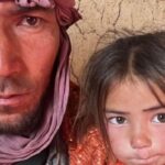 افغانستان میں بھوک کے بحران کے دوران امداد کے منتظر بچے اور خاندان ایک کیمپ میں موجود ہیں۔