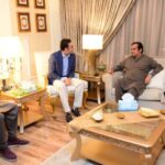بلاول بھٹو زرداری وزیر مملکت عبد الرحمان کانجو کی رہائش گاہ پر تعزیت کے دوران اہلِ خانہ سے ملاقات اور اظہارِ ہمدردی کرتے ہوئے۔
