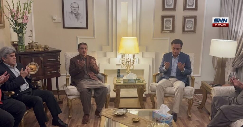 بلاول بھٹو زرداری وزیر مملکت عبد الرحمان کانجو کی رہائش گاہ پر تعزیت کے دوران اہلِ خانہ سے ملاقات اور اظہارِ ہمدردی کرتے ہوئے۔