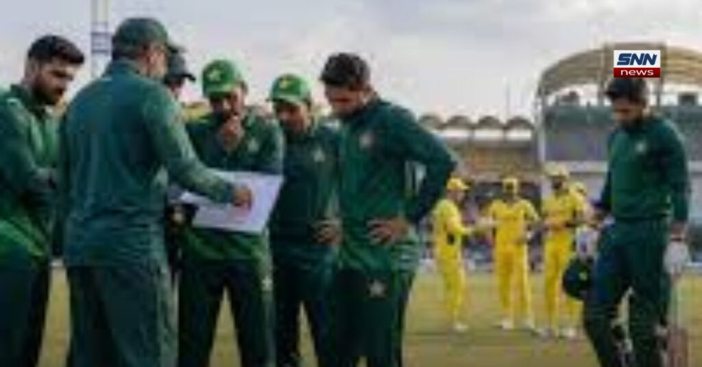 پاکستان کرکٹ ٹیم کی ایک تصویر جس میں کھلاڑی میدان میں جشن مناتے ہوئے نظر آ رہے ہیں۔ تصویر میں سعود شکیل (Saud, 59) اور بابر اعظم (Babar) کی شرٹس کے پچھلے حصے نمایاں ہیں، جبکہ نسیم شاہ اور حارث رؤف سمیت دیگر کھلاڑی خوشگوار موڈ میں ایک دوسرے کے ساتھ موجود ہیں۔ سب نے پاکستان کی روایتی سبز رنگ کی کٹ پہن رکھی ہے۔