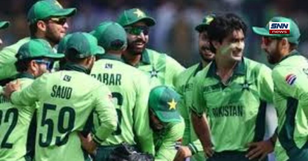 پاکستان کرکٹ ٹیم کی ایک تصویر جس میں کھلاڑی میدان میں جشن مناتے ہوئے نظر آ رہے ہیں۔ تصویر میں سعود شکیل (Saud, 59) اور بابر اعظم (Babar) کی شرٹس کے پچھلے حصے نمایاں ہیں، جبکہ نسیم شاہ اور حارث رؤف سمیت دیگر کھلاڑی خوشگوار موڈ میں ایک دوسرے کے ساتھ موجود ہیں۔ سب نے پاکستان کی روایتی سبز رنگ کی کٹ پہن رکھی ہے۔