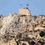 جنوبی لبنان میں تاریخی الشقیف قلعے کے اوپر اسرائیلی فوجی پرچم لہراتے ہوئے، اردگرد دھواں اور فوجی سرگرمی کی صورتحال۔