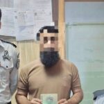 سیالکوٹ ایئرپورٹ پر ایف آئی اے امیگریشن اہلکار جعلی پاسپورٹ اور دستاویزات کی جانچ کرتے ہوئے