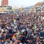 "راولاکوٹ میں JAAC لانگ مارچ کے شرکاء کا مقبول بٹ شہید چوک کی جانب مارچ"