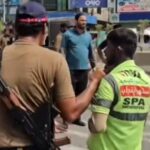 ستھرا پنجاب کے ورکرز پنجاب میں تنخواہوں کے حصول کے لیے احتجاج کرتے ہوئے
