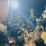 سندھ پبلک سروس کمیشن کے خلاف احتجاج میں شریک نوجوان بینرز اٹھائے اپنے مطالبات کے حق میں دھرنا دیتے ہوئے۔