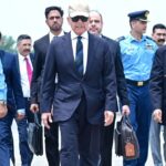 "وزیراعظم شہباز شریف تہران میں آیت اللہ علی خامنہ ای کے تابوت پر حاضری دیتے ہوئے، وفد کے ہمراہ"