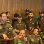 لاہور پولیس ڈی آئی جی آپریشنز فیصل کامران پریس کانفرنس کے دوران بریفنگ دیتے ہوئے