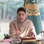 "پنجاب، پاکستان میں مون سون بارشوں کے دوران سیلاب زدہ سڑک پر نکاسیٔ آب میں مصروف عملہ"