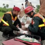 سانگلہ ہل کےموٹر سائیکل قریب حادثے کی جگہ پر ریسکیو 1122 کا عملہ"