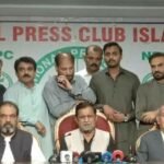 اجمل بلوچ شاپنگ شاپرز پر پابندی کے خلاف احتجاج کا اعلان کرتے ہوئے